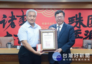 市長與教育局長高安邦合影

