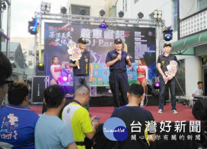 北港警方結合「笨港義民文化季」活動，由分局長王立德等對參與民眾及青少年加強反毒、防詐等青春專案宣導。