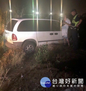 民眾深夜聽從導航指示駕車，卻連人帶車受困滿佈泥濘的農田中，北港警方獲報即時伸援，協助民眾脫困返家。