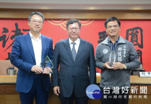市長與資科局長陳崗熒及副祕書長邱俊銘合影
