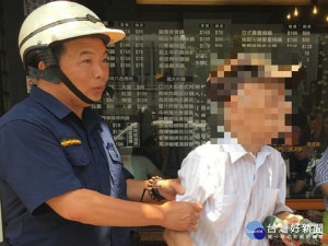 失智老翁趴路旁　暖警協助返家
