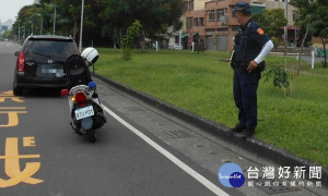 汽車拋錨快車道　熱心警積極協助排除