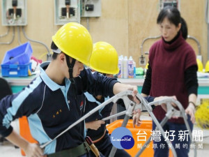 

致用高中成立中苗海線地區唯一的「水電技術科」，因符合時代職業潮流，且一年來在學校嚴格教導下，學生學有所成，深得各界肯定，相信今年報名很快就可額滿。（記者陳榮昌攝）