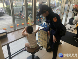 3歲童超商吹冷氣，忘了回家路，員警協助男童返家。

