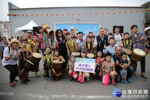 東石海之夏，縣長翁章梁率領15個團隊從東石國小行經至東石先天宮揭開序幕