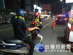
大甲警分局與鐵路警察局聯手全力淨化火車站周遭治安!以防事故發生，讓遊客及民眾的安全有保障。（記者陳榮昌攝）

