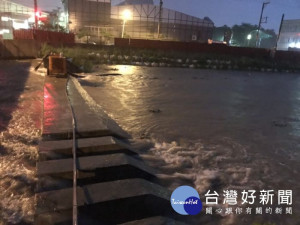 0702降雨_樹仁三街臨時滯洪池(A池)溢流堰入流及池體現況 

