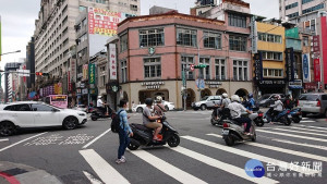 台北市府交通管制工程處表示，在今（2019）年夏季（6月～9月）期間，北市已縮短435處路口號誌在午間的紅燈秒數，在維持交通順暢的前提下，以減少行人行車在夏天的等候時間。（圖／台灣好新聞編輯部）