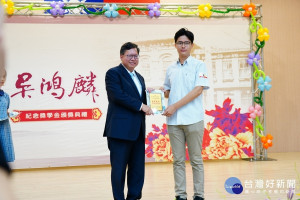 市長與獲獎同學合影

