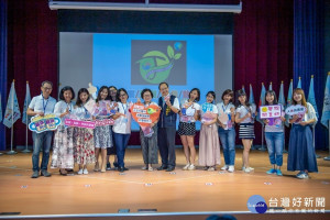 中市國教輔導團369人授證　教育局長頒發證書