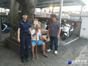 員警深怕該名老翁脫水有生命危險，立刻先攙扶上巡邏車返回派出所休息，並提供飲水補充水分。 

