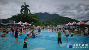 大小朋友在親水公園戲水池都玩得很盡興。（記者吳素珍攝）