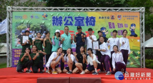中壢警分局為規劃少年於暑假期間從事正當休開活動，舉辦「辦公室椅滑行大賽」活動。

