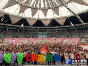 社會局邀請全市13區120戶家庭共500人一同參與，直接將傳統市場搬到現場，一同體驗「迺」市場的趣味。