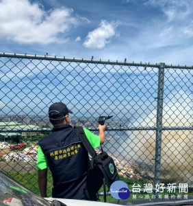 桃園會稽掩埋場起火，環保局出動監測儀器持續監測附近空氣品質。