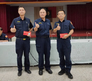 北港分局長王立德表揚查獲刑事案件績優單位並致贈禮券，分別由北辰所長蔡東洲及水林所長陳智偉代表接受。