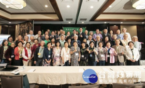 鄭市長應邀出席美南台灣人夏令營演講，與僑胞分享台灣近期發展，並與僑胞合影
