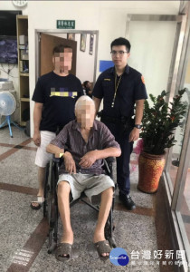 游姓老翁騎乘醫療電動車離家後道路迷航昏睡路旁，巡邏員警上前關心，及時提供水分補充並聯絡家屬平安帶回。


