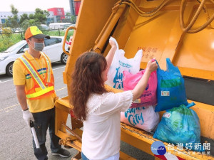 台北市府環保局委託北市就業服務處辦理「108年儲備清潔隊員甄試」，預計錄取386名儲備清潔隊員（一般類組270名、保障類組116名），薪資可達40K，自7月23日（週二）至7月25日（週四）開放報名。（圖／台北市府環保局）