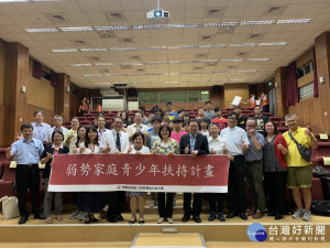 立法委員吳玉琴(右7)在勞動力發展署施貞仰副署長(左6)及賴家仁分署長(左5)的陪同下，率兒少安置團體及少年們約50人參訪勞動部桃竹苗分署


