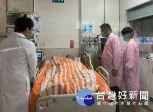 馬光所警員攔截嫌犯受傷送醫，內政部長徐國勇、立委蘇治芬、警政署長陳家欽、縣長張麗善相繼探視，肯定員警認真執勤的精神，亦祝早日康復。（記者陳昭宗拍攝）