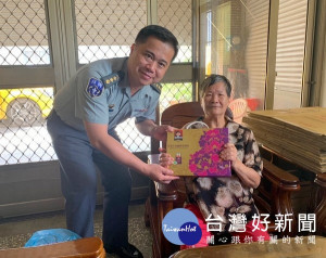 雲縣後指部指揮官吳聲泰上校率員慰問國軍遺族並致贈慰問品，表彰國軍關懷遺族之意，溫馨感人。