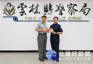 志豪企業董事長張松竹為守護用路人的夜間行車安全，捐贈LED太陽能爆閃燈125組，局長黃勢清致狀感謝。