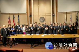 鄭市長前往達拉斯郡政府拜訪郡長Clay Jenkins，與郡政府團隊合影

