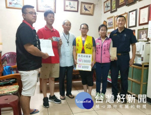北港所副所長黃詩傑與西勢里長蔡金源及蔡孟真議員助理蔡欣耘等結合地方善士，眾人慷慨解囊助貧安葬。（記者陳昭宗拍攝）