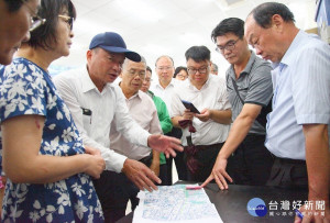 立委蘇治芬邀請農委會農田水利處長謝勝信及雲林農田水利會等人會勘北港地區排水系統，期與地方共榮發展。（記者陳昭宗拍攝）