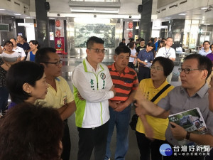 國姓地區議員與環保局長方信雄溝通如何澈底解決問題。（記者扶小萍攝）