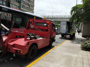 為解決交通尖峰時段交通尖峰時段貨車裝卸貨違停的亂象，台北市警局近期將加強取締卸貨貨車臨停行為，以維護道路通行安全。（圖／台北市警局）