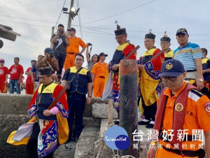 海巡署為維護參與牽水狀民眾安全與文化活動順利，於岸際部署救生人力、近海派遣救生艇等，全面掌握民眾動態。（記者陳昭宗翻攝）