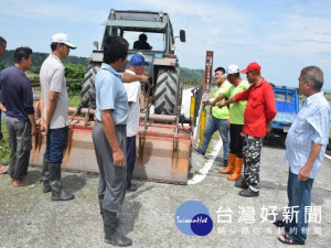 

外埔忘憂谷新開闢的自行車道業竣工並即將啟用，卻因車道寬度太窄，導致農民耕耘車無法開至溪底耕作，十一日上午市議員施志昌觀光旅遊局官員及三十餘位農民會勘，觀光旅遊局允諾顧及農民農務需要，會拓寬農機具能夠進出的道路。（記者陳榮昌攝）