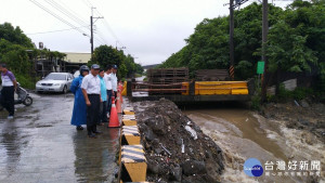 大寮區24小時累計雨量破百，區長胡俊雄勘查拷潭大排排水情形。