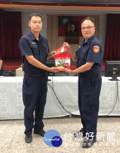 北港警方線上查獲毒品及處理青少年聚眾滋事得宜，分局長王立德立即頒發有功人員禮券及破案茶以茲鼓勵。