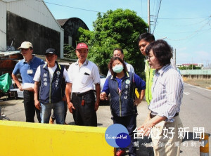 立委蘇治芬與縣議員顏旭懋、等人偕同營建署代表，就虎尾崛頭、建國及穎川里的道路系統建設辦理現勘。