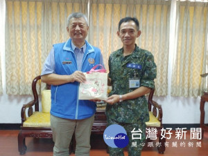 雲林縣委顧團為感謝後備指揮部協助，謝俊煌團長前往雲後指部致贈地方名產乳酪蛋糕，展現軍民一家之精神。