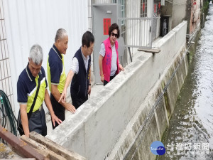 中興大排加高護欄。林重鎣攝 