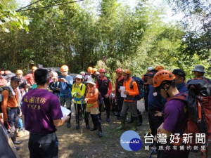 消防局說，除消防、義消、警察、林務局及當地山青外，亦協請國軍、民間救難團體及登山團體等18個單位投入搜救。