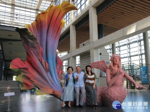 新北市文化局長蔡佳芬（右起）、藝術家游忠平及陶博館長吳秀慈與《我愛超級美人魚》