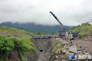 因應丹娜絲颱風來襲，北水局進行阿姆坪防淤隧道工程防汛整備吊放太空包作業。