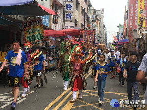 遶街隊伍有官將首、大鼓陣龍隊等。（記者扶小萍攝）