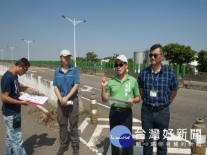 

大甲日南陸橋北側引道雙向路面高低不平，行車極激跳動，市議員吳敏濟大力爭取市府編列523萬元改善工程款，可於8月底完工全面通車。（記者陳榮昌攝）
