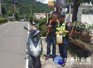 騎車環島油耗見底　求援警察加油續圓夢