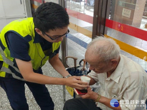 老翁散步身體不適　警適時救援協助返家