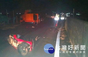 男子騎機車自撞蔦松大排防汛道路臨時架設之防颱抽水機水管，傷重不治，全案待檢警釐清事故原因及責任歸屬。