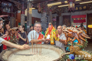 壽山巖觀音寺董事長林正峰與信眾一起迎接觀音菩薩回娘家。