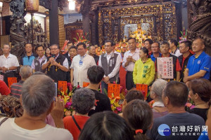 壽山巖觀音寺舉辦觀音之夜，桃園市長鄭文燦祈求菩護佑桃園，讓重大建設都能順利進行。