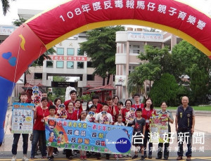 法務部在北港高中辦理「反毒報馬仔」育樂營，讓學童在團隊互動、競賽過程中學習合作，進而加深反毒認知。